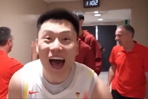 两连胜！中国男篮众将更衣室内开心庆祝 李弘权冲着镜头怒吼