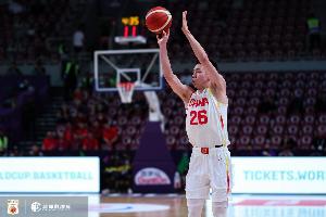 今天不仅能防！朱俊龙半场15分钟 三分3中2拿到8分2助攻