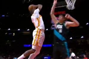 小杨成背景板！库明加底线突破起飞 腾空隔扣杨瀚森