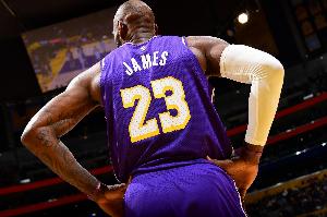 湖记:湖人已准备好结束詹姆斯时代 全面围绕东契奇和里夫斯建队