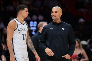 NBA大舞台~篮网上个月输了活塞53分 今天复仇险胜2分?