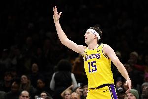 主攻手！里夫斯9中5砍半场最高17分 罚球7中6