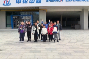上海申花联合杨浦区残联,邀请十余位特殊儿童来申花中心参观体验