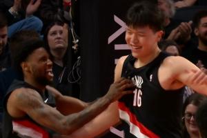 ?韦斯利晃倒对手 吸引防守给杨瀚森 小杨双手暴扣2+1！