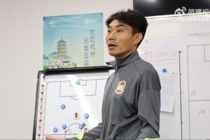 郑智中场喊话:中场附近你们踢得太客气了,要有侵略性上去