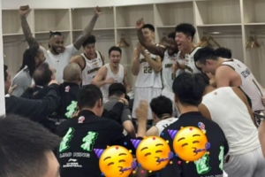 王岚嵚晒辽篮在更衣室的疯狂庆祝照：这是团队的力量 ??