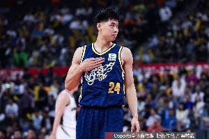 媒体人:崔永熙还不是太敢做动作 膝伤对他的横移速动有一些影响