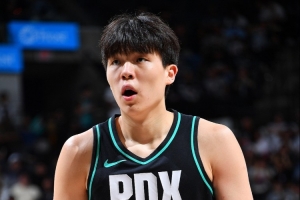 媒体人:持续的比赛对杨瀚森有帮助 他的比赛思路改变了 也自信了