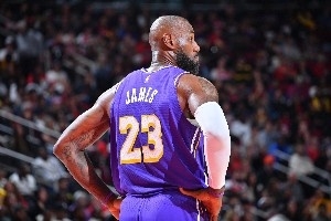 未来成谜!詹姆斯还会继续征战NBA吗?他会接受多大幅度的降薪?