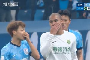 已老实?李镇全昨日因辱骂被禁2场罚2万，当晚中超球员捂嘴交流