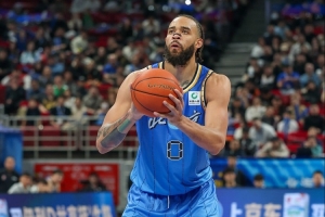 媒体人:麦基缺乏稳定的一对一单打能力 面对王哲林都以吃瘪告终