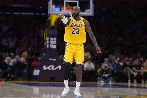 长青!30岁后詹姆斯共82场季后赛至少25分5板5助 NBA历史断档最多