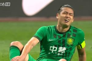 高原主场拼到透支！玉昆3-3国安完场，张玉宁露出痛苦表情