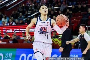 媒体人:山东这个客场拼得不错 也尽量把上海搅和在自己的节奏里