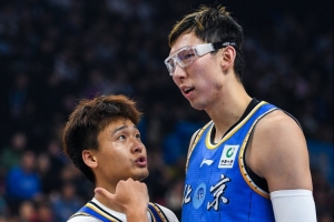 媒体人:周琦多次被奎因点名单打 他&赵睿面对老东家打得一言难尽