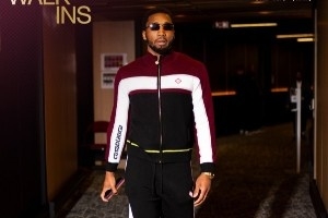 骑士众将入场穿搭！登哥一身皮衣造型 米切尔黑超搭运动服