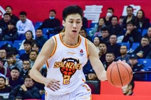 郑永刚:卢鹏羽通过防守带动全队还能得分 他下快攻&空切很有特点