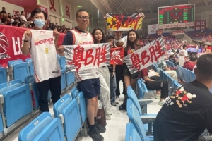 记者:深圳球迷的加油手幅被浙江主场工作人员强制收走 但后来归还