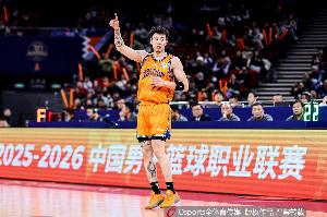 媒体人:张镇麟问题不大&防守端做了很多事 他仍是上海男篮的阵眼